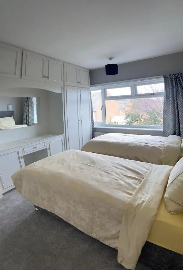 Large 4 Bedroom Home In Boston Spa Village In-Between York, Harrogate And Leeds, Sleeps 9