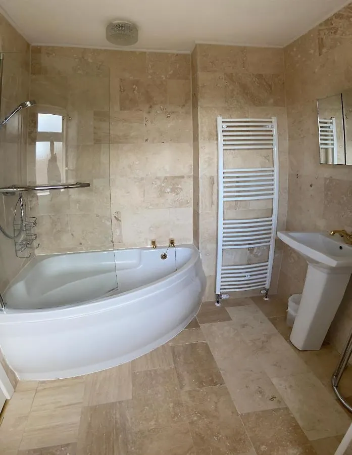 Large 4 Bedroom Home In Boston Spa Village In-Between York, Harrogate And Leeds, Sleeps 9 بيت للعطل