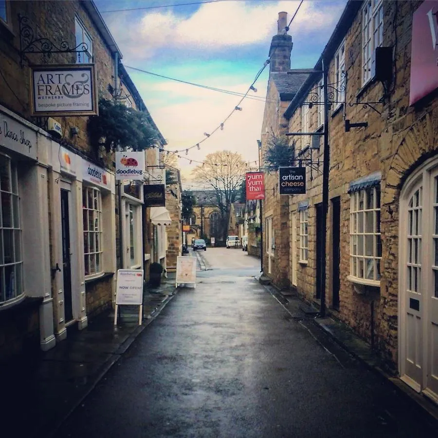 Large 4 Bedroom Home In Boston Spa Village In-Between York, Harrogate And Leeds, Sleeps 9 بيت للعطل